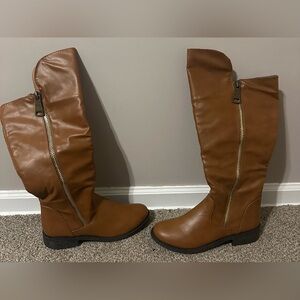 NO BRAND size 9, RUST colored, two sided zippered, higher in front boots.